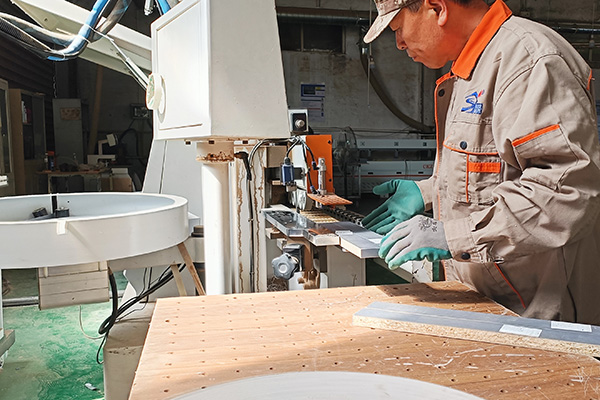 全屋定制板材封边加工中