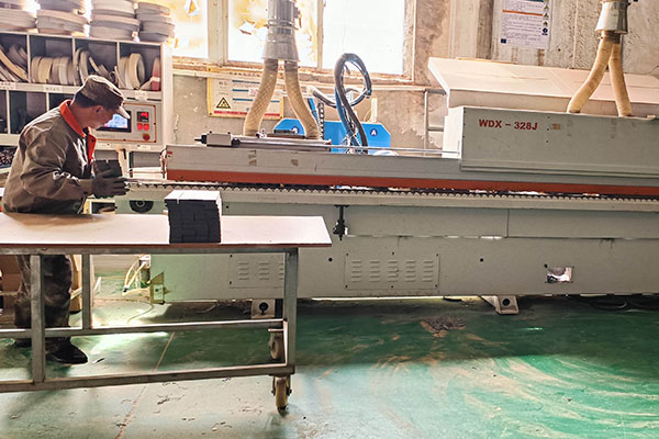 全屋定制封边车间加工实景