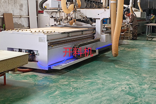 全屋定制工厂开料机加工现场
