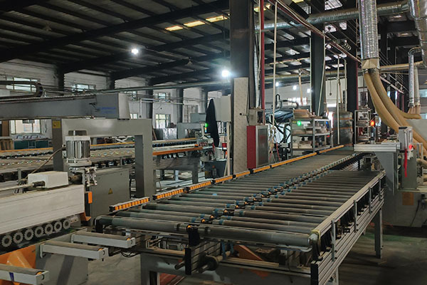 实木门生产加工流水线现场