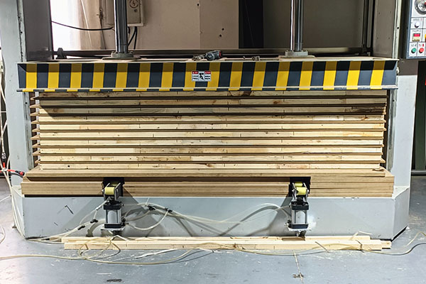 木门压板加工中